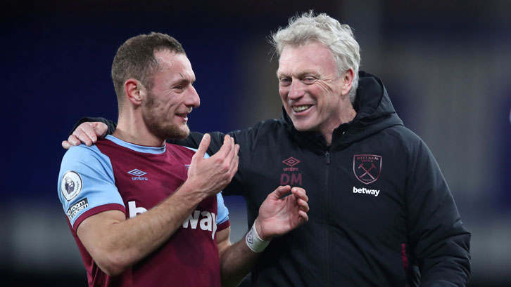 Vladimir Coufal chats to David Moyes at Goodison Park