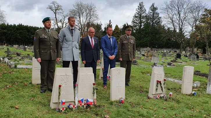 Coufal and Soucek pay tribute to Czech pilots