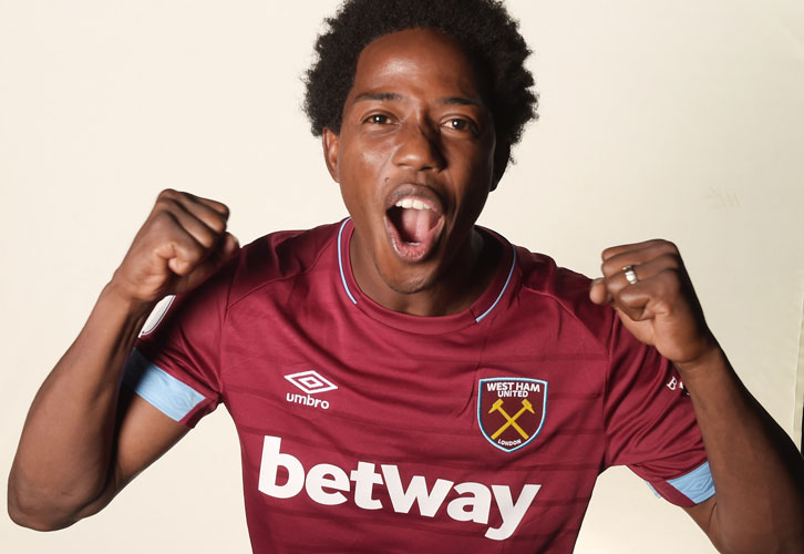 Carlos Sanchez has signed a two-year contract with West Ham United