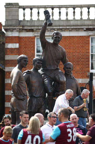 Champions statue in Barking Road