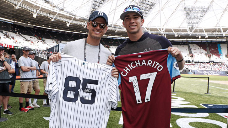 Chicharito swaps shirts with New York Yankees pitcher Luis Cessa