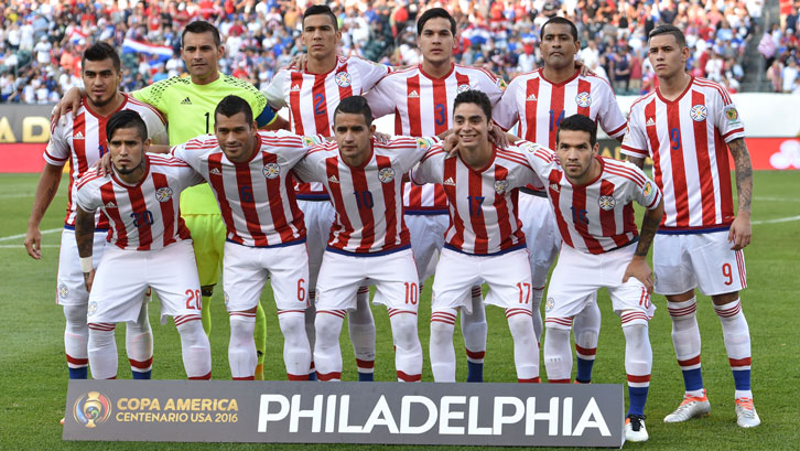 Fabián Balbuena lines up with his Paraguay teammates at the 2016 Copa America