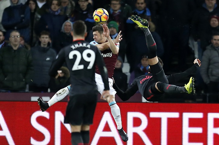 Aaron Cresswell blocks Olivier Giroud's bicycle kick