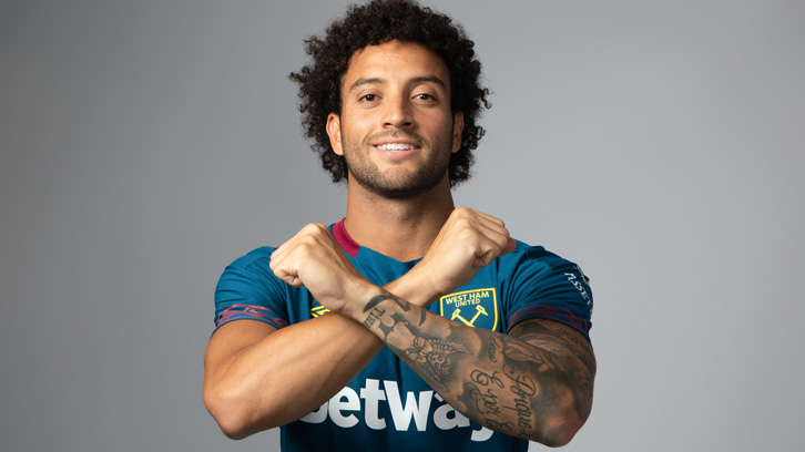 Felipe Anderson makes the crossed hammers sign