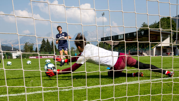 Lukasz Fabianski working with Xavi Valero during a training session