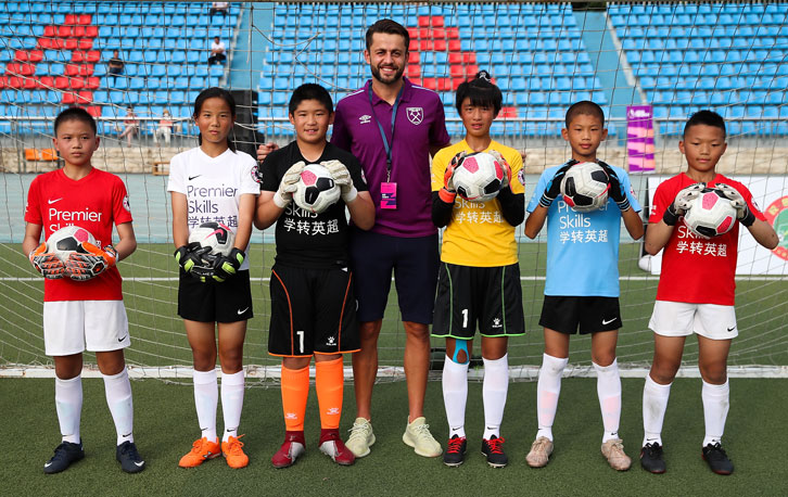 Lukasz Fabianski with young goalkeepers at the Premier Skills Cup