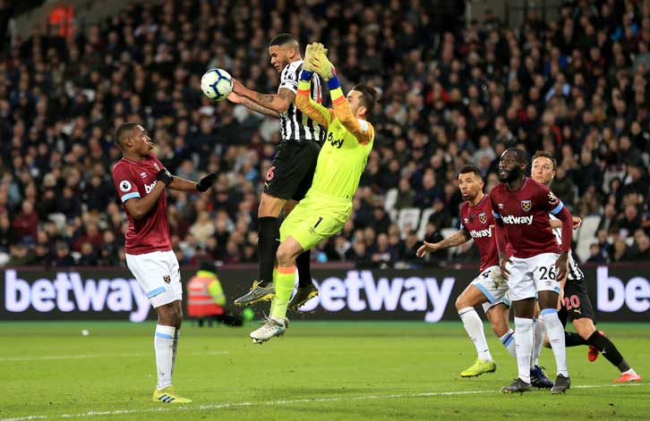 Lukasz Fabianski challenges Salomon Rondon for a high ball