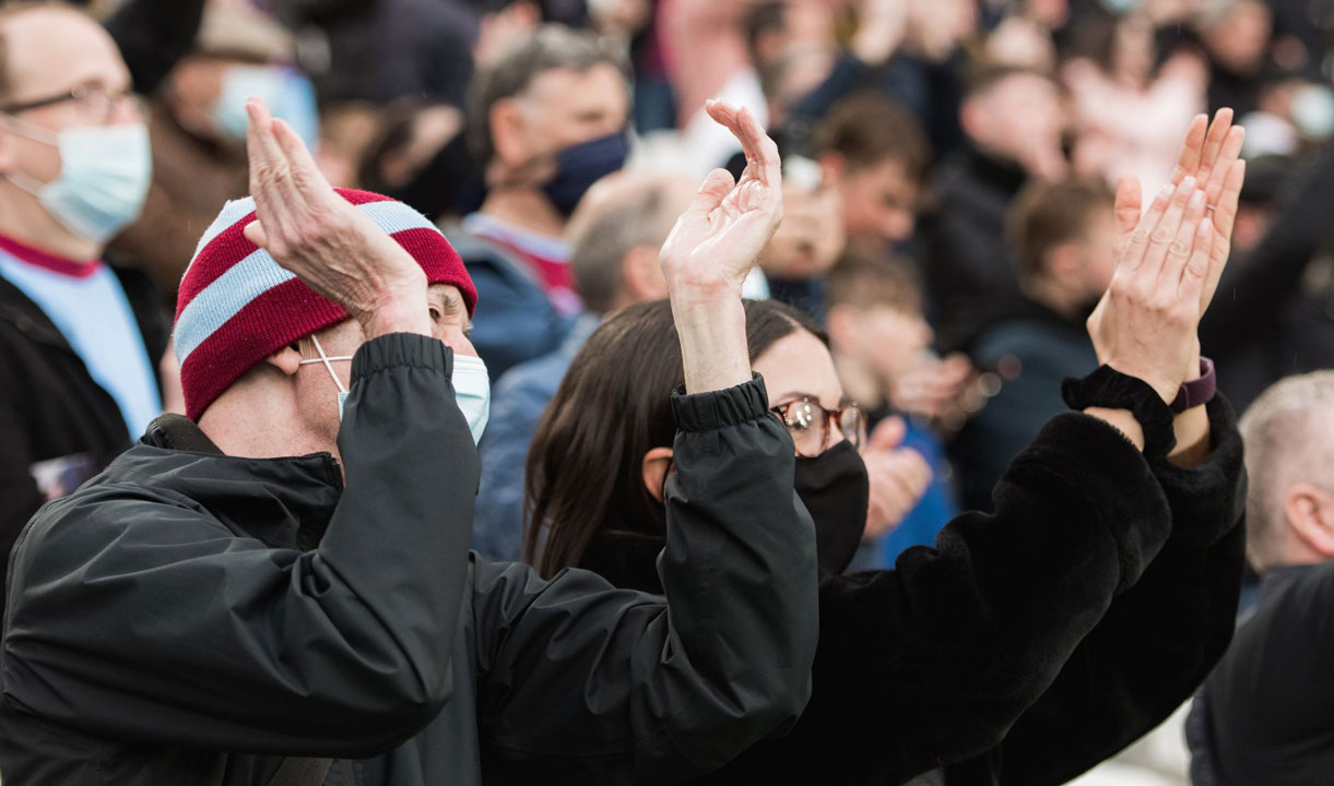 Fans cheer at London Stadium