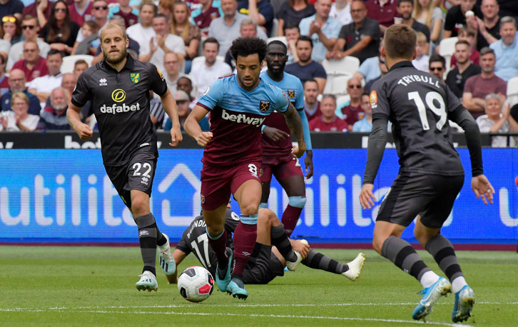 Felipe Anderson takes on the Norwich defence