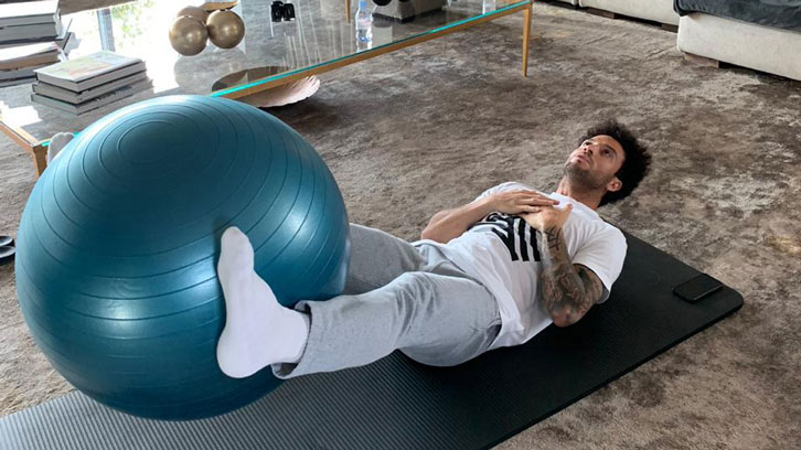 Felipe Anderson works out at home