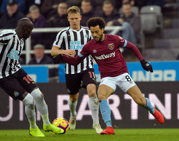 Felipe Anderson dribbles at Newcastle United