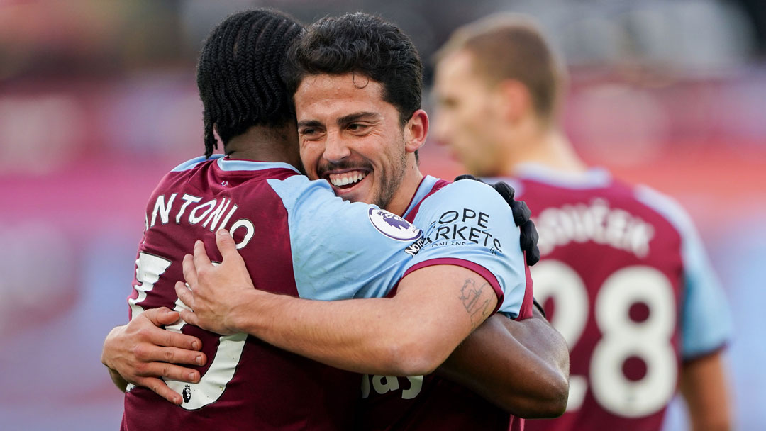 Pablo Fornals congratulates Michail Antonio