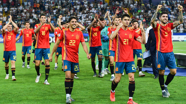 Pablo Fornals celebrates winning the European U21 Championship final