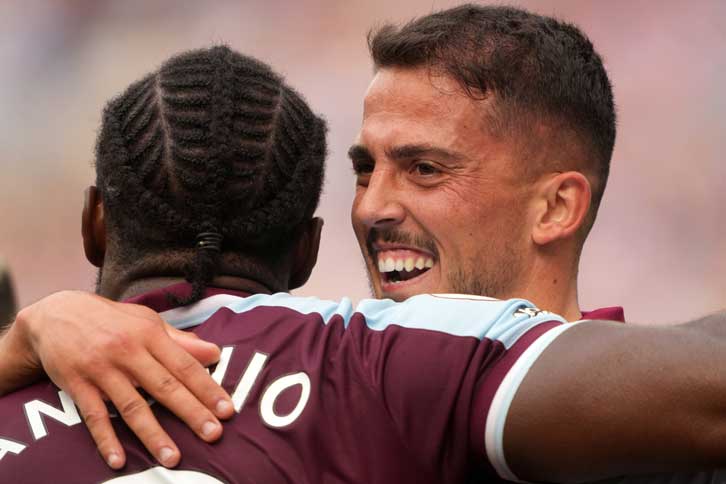 Pablo Fornals celebrates with Michail Antonio