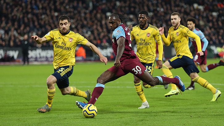 Michail Antonio shoots against Arsenal