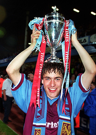 Joe Cole with the FA Youth Cup