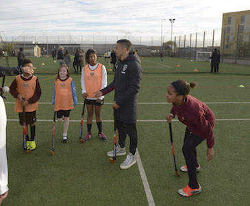 Lanzini shows off his hockey skills