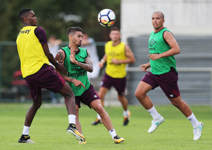 Manuel Lanzini is challenged by Edimilson Fernandes in training