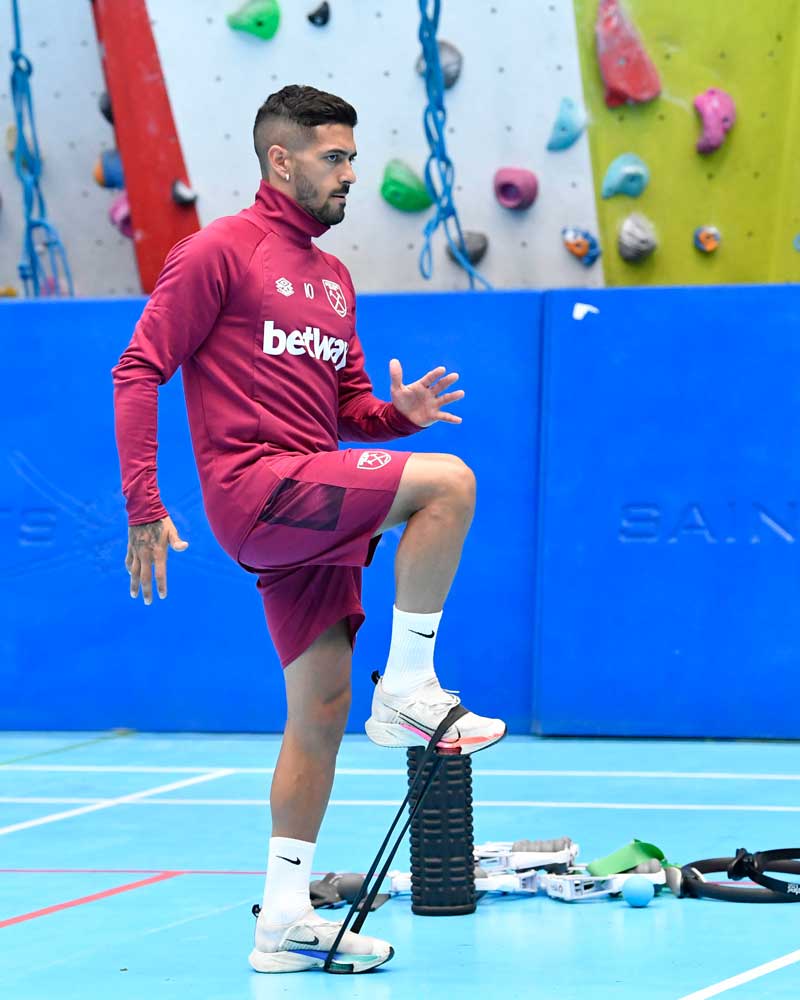 Manuel Lanzini works in the gym