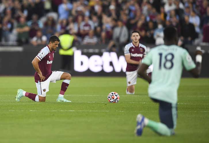 Pablo Fornals takes the knee against Leicester