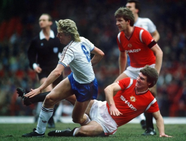 Frank McAvennie in action at Manchester United in August 1986