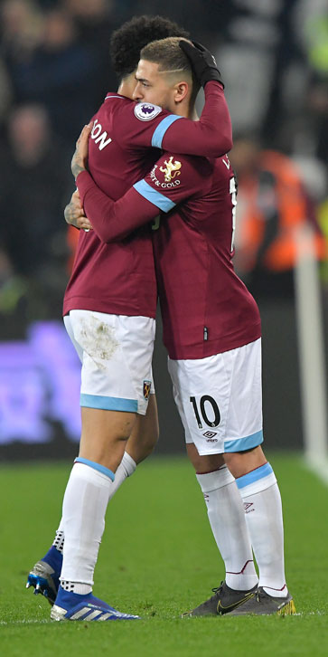 Manuel Lanzini embraces Felipe Anderson