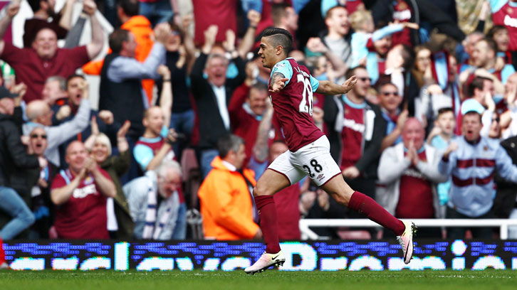 Manuel Lanzini celebrates