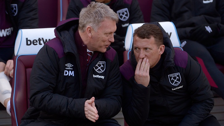 David Moyes and Billy McKinlay concoct a plan on the London Stadium bench