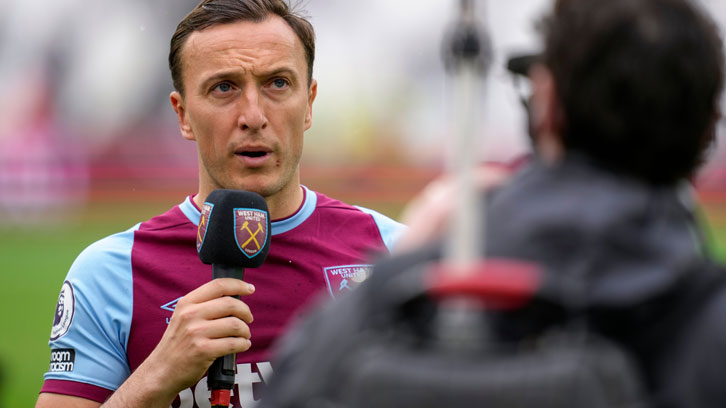 Mark Noble speaks to the crowd at London Stadium