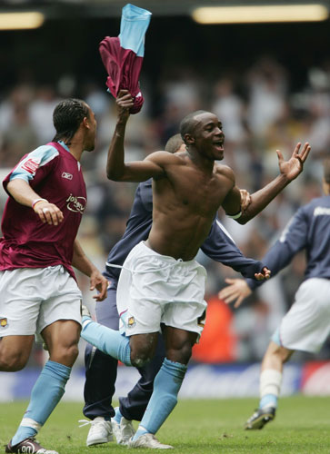 Nigel Reo-Coker celebrates winning promotion in 2005