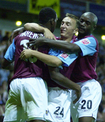 Mark Noble celebrates Marlon Harewood's second goal