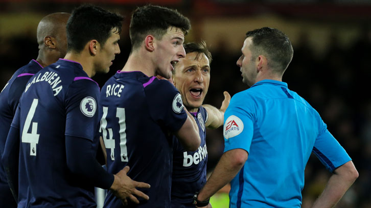 Mark Noble and his teammates speak to Michael Oliver at Sheffield United