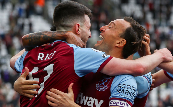 Mark Noble celebrates with Declan Rice