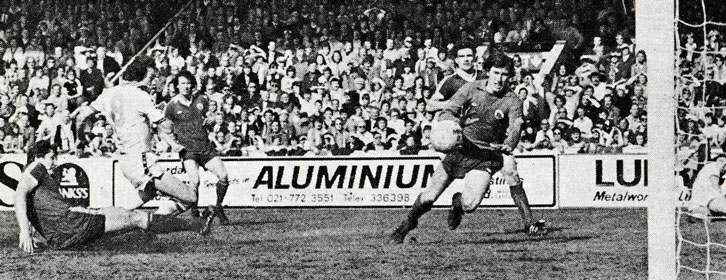 Stuart Pearson scores in the 1980 FA Cup semi-final against Everton