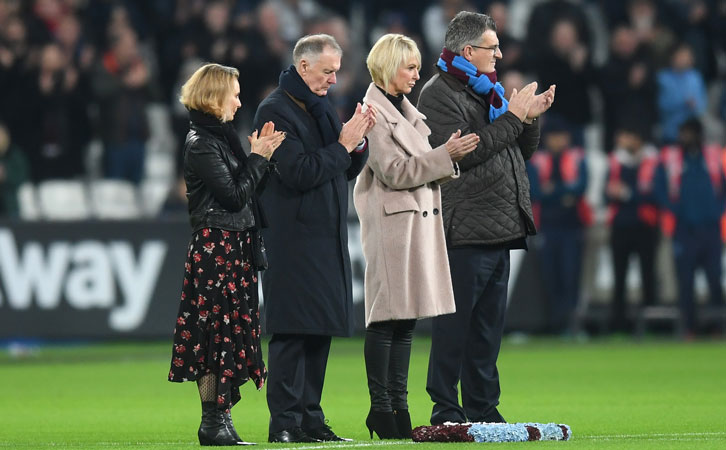 Martin Peters' children Leeann and Grant, Sir Geoff Hurst and Brian Dear laid a floral tribute before kick-off