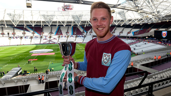 Jamie Porter with the County Championship Division Two trophy at London Stadium in 2017