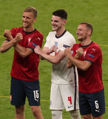 Tomáš Souček and his fellow Hammers met after the final whistle