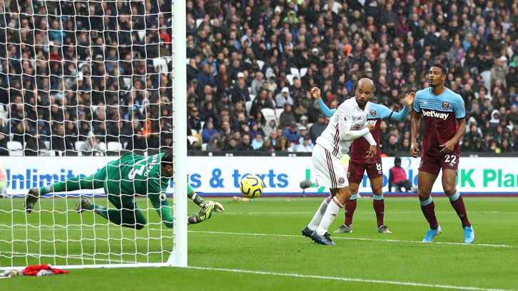 Roberto saves from David McGoldrick