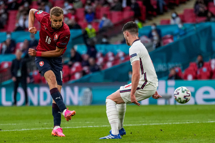 Tomas Soucek shoots at Wembley