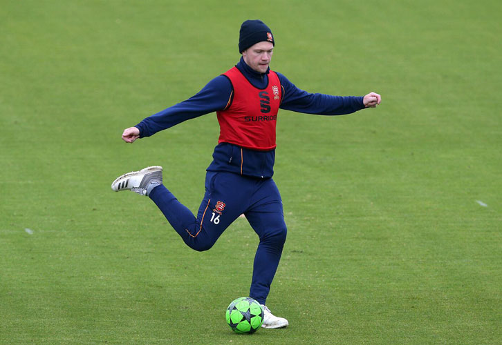 Essex bowler Sam Cook keep his eye on the ball