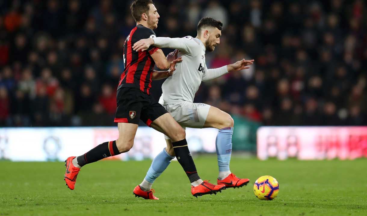 Robert Snodgrass runs with the ball