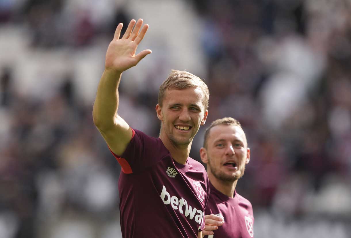 Soucek and Coufal acknowledge the crowd against Atalanta