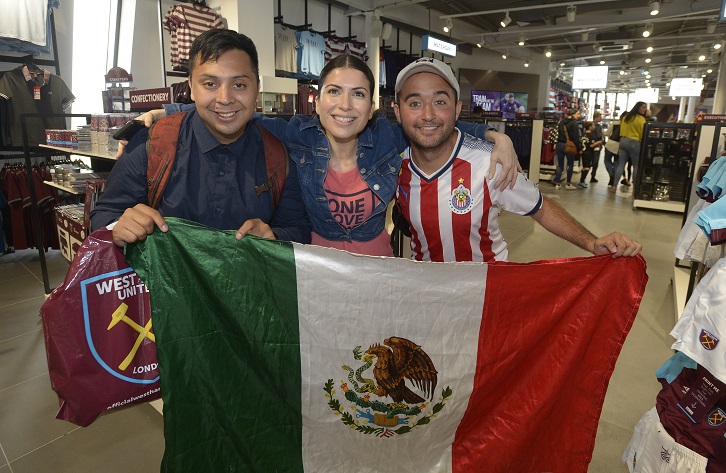 Chicharito and Pablo Zabaleta welcome fans to London Stadium Store