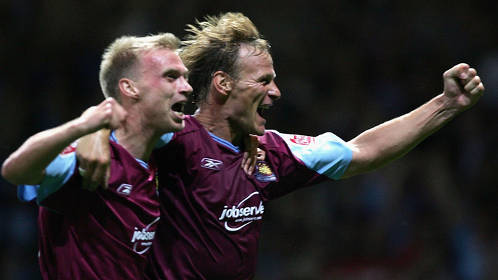 Sheringham celebrates scoring his first West Ham United goal