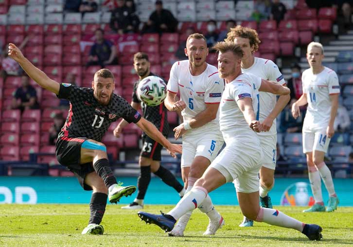 Nikola Vlašić takes on the Czech Republic at UEFA Euro 2020