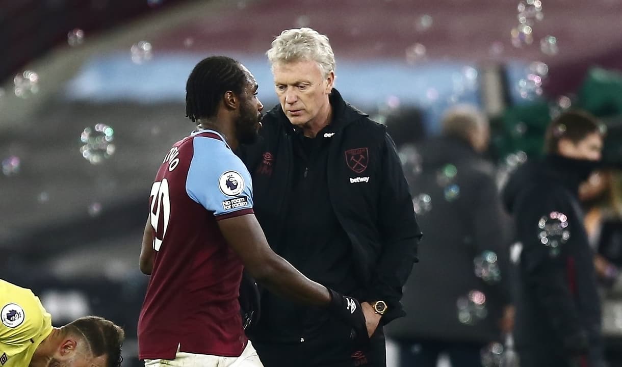 David Moyes talks to Michail Antonio