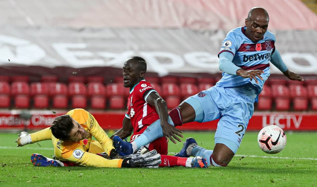 Lukasz Fabianski saves from Sadio Mane