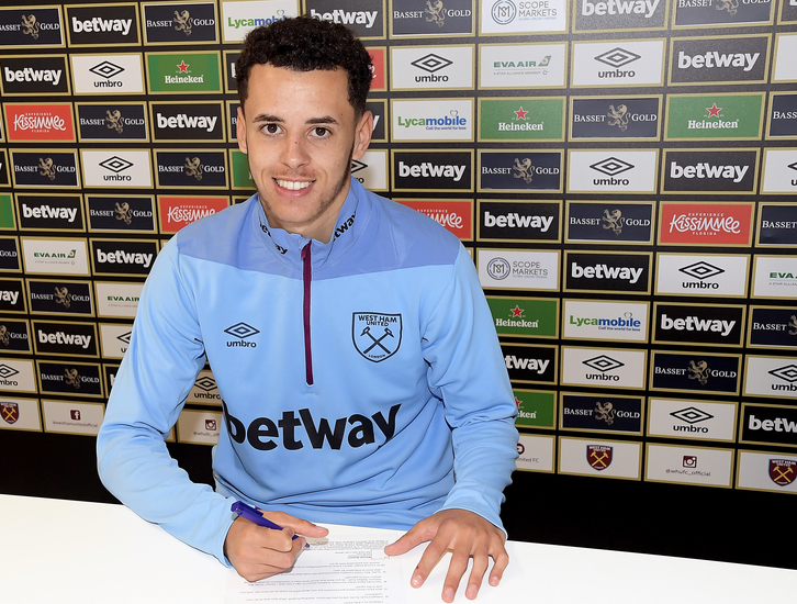 Nathan Holland signs new West Ham contract