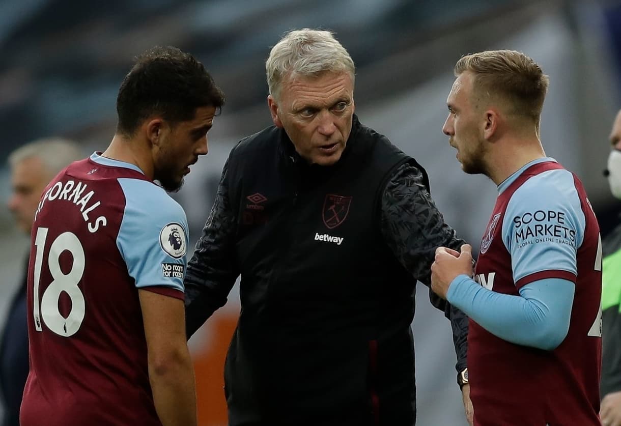 David Moyes talks to Pablo Fornals and Jarrod Bowen