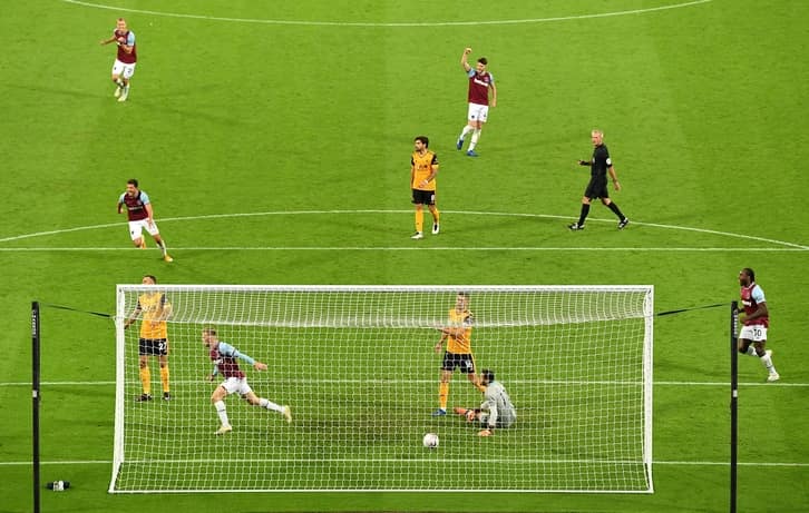 Jarrod Bowen scores the second against Wolves